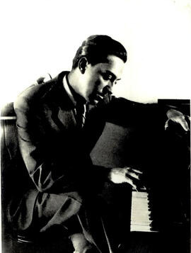 Natho Henn sentado ao piano