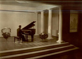 Natho Henn tocando piano na inauguração do Centro Cultural de Santa Maria