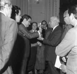 Apresentação, ao governador, da Taça Jules Rimet, conquistada pelo Brasil na Copa do Mundo
