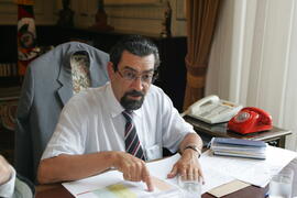 Governador em exercício, Antônio Hohlfeldt, durante reunião sobre reempenhos da Consulta Popular 2004 - Orçamento 2005, com representantes das secretarias da Coordenação e Planejamento e da Fazenda. Autor: Ivan de Andrade
