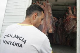 Vigilância Sanitária apreende carne bovina imprópria para consumo no Litoral Norte. Autor: Paulo Dias