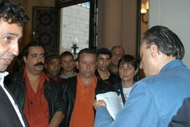 Chefe da Casa Civil, Alberto Oliveira, recebe comissão de vendedores ambulantes. Autor: Ivan de Andrade