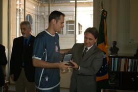 Governador Germano Rigotto na homenagem à equipe de vôlei da Ulbra, com entrega de medalha Rio-Grandense. Autor: Paulo Dias