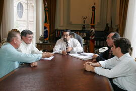 Governador em exercício, Antônio Hohlfeldt, durante audiência com o prefeito de Giruá e comitiva da festa do município. Autor: Ivan de Andrade