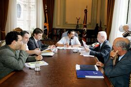 Governador em exercício, Antônio Hohlfeldt, durante reunião sobre reempenhos da Consulta Popular 2004 - Orçamento 2005, com representantes das secretarias da Coordenação e Planejamento e da Fazenda. Autor: Ivan de Andrade