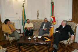 Chefe da Casa Civil, Alberto Oliveira, durante audiência com o presidente do PMDB e executiva de Butiá, Luiz Anônio Krumel. Autor: Ivan de Andrade