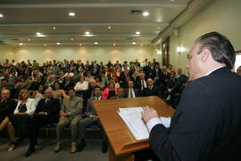 Chefe da Casa Civil, Alberto Oliveira, representa o governador durante solenidade de posse do novo presidente do Conselho Regional de Contabilidade do Estado, Rogério Rokembach. Autor: Ivan de Andrade