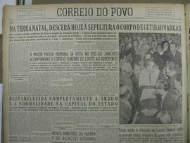 Fotografia da capa do jornal O Correio do Povo (edição de 14 páginas) com o título: Na terra natal, descerá hoje à sepultura o corpo de Getúlio Vargas. Autor: Alfonso Abraham