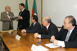 Chefe da Casa Civil, Alberto Oliveira, representa o governador durante solenidade de posse do novo presidente do Conselho Regional de Contabilidade do Estado, Rogério Rokembach. Autor: Ivan de Andrade
