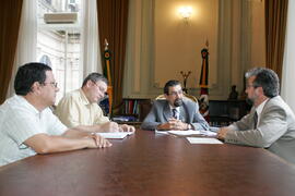 Governador em exercício, Antônio Hohlfeldt, durante reunião com presidente da Fepam, Claudio Dilda, sobre gestão ambiental. Autor: Ivan de Andrade