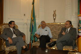 Vice-Governador, Antônio Hohlfeldt, e o chefe da Casa Civil, Alberto Oliveira, recebem o senador Pedro Simon no Palácio Piratini. Autor: Paulo Dias