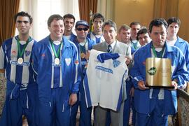 Germano Rigotto recebe homenagem da direção e atletas de futsal do Esporte Clube Cruzeiro. Autor: Itamar Aguair