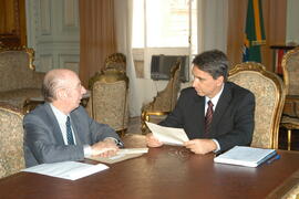 Entrega de convite para a Festa de Navegantes ao governador Germano Rigotto. Autor: Nabor Goulart
