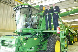 O governador do estado Germano Rigotto participa da inauguração da unidade de pintura e-coat, da John Deere, em Horizontina. Autor: Nabor Goulart