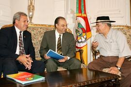 Chefe da Casa Civil, Alberto Oliveira, recebe visita do presidente da coordenadoria municipal de tradicionalismo de Santana do Livramento. Autor: Ivan de Andrade