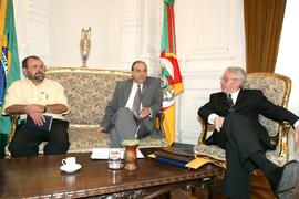 Chefe da Casa Civil, Alberto Oliveira, durante audiência com o presidente do PMDB e executiva de Butiá, Luiz Anônio Krumel. Autor: Ivan de Andrade