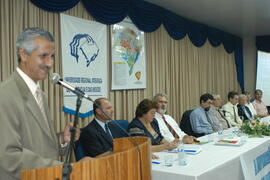 Vice-Governador, Antônio Hohlfeldt recebe réplica da Cátedra de Santo Ângelo do prefeito, José Lima Gonçalves. Autor: Ivan de Andrade