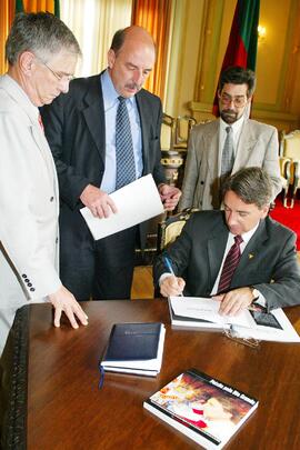 Governador Germano Rigotto autografou para os secretários o livro da campanha "Paixão Pelo Rio Grande". Autor: Nabor Goulart
