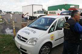 Fiscais da Vigilância Sanitária, da Secretaria de Estado da Saúde, durante fiscalização na BR-290 (freeway), em Santo Antônio da Patrulha. Autor: Itamar Aguiar
