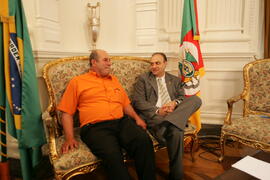 Chefe da Casa Civil, Alberto Oliveira, recebe visita do suplente de vereador do PMDB de Santiago, Arlindo Alves da Silva. Autor: Ivan de Andrade