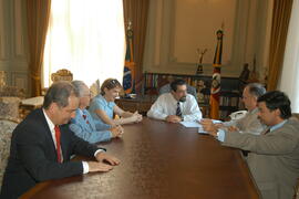 Governador em exercício, Antônio Hohlfeldt, durante reunião com a procuradora-geral do Estado, Helena Maria Coelho; Giovanni Luigi, representante da Estação Rodoviária de Porto Alegre; Nelson Noll e Valter Azevedo, do Sindicato das Estações Rodoviárias do RS. Autor: Paulo Dias