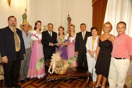 Chefe da Casa Civil, Alberto Oliveira, em audiência com o prefeito de Bento Gonçalves, Alcindo Gabrielli, e a comitiva da Festa da Uva 2006. Autor: Paulo Dias