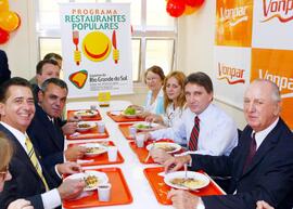 O governador Germano Rigotto na inauguração do primeiro restaurante comunitário. Autor: Jefferson Bernardes