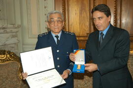 Governador Germano Rigotto entrega a medalha Negrinho do Pastoreio ao Juniti Saito. Autor: Paulo Dias
