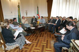 Chefe da Casa Civil, Alberto Oliveira, em audiência com representantes do Hospital Geral de Caxias do Sul. Autor: Itamar Aguiar