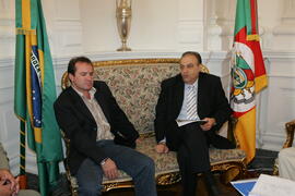 Chefe da Casa Civil, Alberto Oliveira, em audiência com o vice-prefeito de Candiota, Oséias Alves, e comitiva. Autor: Itamar Aguiar