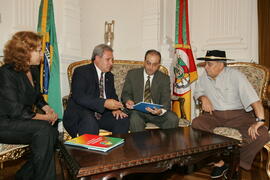 Chefe da Casa Civil, Alberto Oliveira, recebe visita do presidente da coordenadoria municipal de tradicionalismo de Santana do Livramento. Autor: Ivan de Andrade