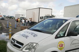 Fiscais da Vigilância Sanitária, da Secretaria de Estado da Saúde, durante fiscalização na BR-290 (freeway), em Santo Antônio da Patrulha. Autor: Itamar Aguiar