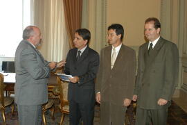 Prefeito de Carlos Barbosa entrega convite da inauguração do Ginásio de Esporte ao governador Germano Rigotto. Autor: Paulo Dias