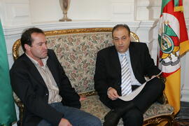 Chefe da Casa Civil, Alberto Oliveira, em audiência com o vice-prefeito de Candiota, Oséias Alves, e comitiva. Autor: Itamar Aguiar