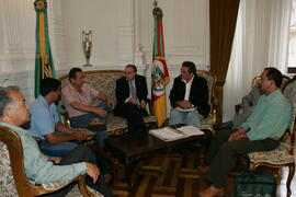 Chefe da Casa Civil, Alberto Oliveira, recebe o prefeito de Garruchos, João Portela, e comitiva. Autor: Ivan de Andrade