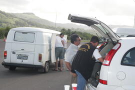 Fiscais da Vigilância Sanitária, da Secretaria de Estado da Saúde, durante fiscalização na BR-290 (freeway), em Santo Antônio da Patrulha. Autor: Itamar Aguiar
