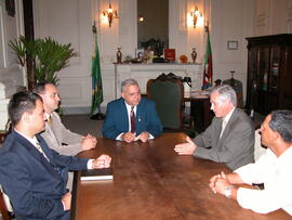 Vice-prefeito de Três Passos e chefe da Casa Civil com o presidente da Associação Comercial. Autor: Alfonso Abraham