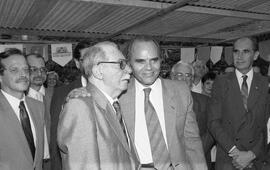 Patrono da Feira do Livro de Porto Alegre, Guilhermino César, com o governador Sinval Guazzelli