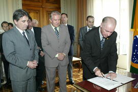 Governador Germano Rigotto assina contrato com a Sulgás. Autor: Nabor Goulart