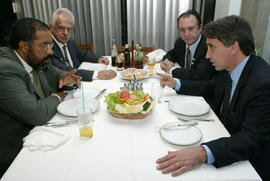 O governador do estado Germano Rigotto em reunião/almoço com senadores gaúchos. Autor: Nabor Goulart