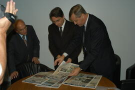 Governador Germano Rigotto desembarcando em aeroporto da Argentina. Autor: Paulo Dias