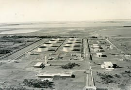 Vista aérea do terminal Almirante Soares Dutra vendo-se em primeiro plano o parque de armazenamento