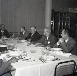 O professor Eliseu Paglioli almoça com representantes do Ministério da Saúde que participaram da mesa redonda da Legião Brasileira de Assistência (L.B.A.)