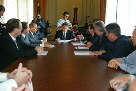 Governador Germano Rigotto recebe prefeito de Alpestre, Vilmar Domingos Basso, e o presidente da Assembleia Legislativa, Vilson Covatti. Autor: Ivan de Andrade