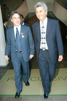 Germano Rigotto recebe a Medalha Tiradentes do Chefe de Polícia João Antônio Leote. Autor: Jefferson Bernardes