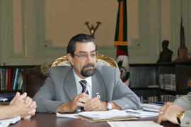 Governador em exercício, Antônio Hohlfeldt, durante reunião com presidente da Fepam, Claudio Dilda, sobre gestão ambiental. Autor: Ivan de Andrade