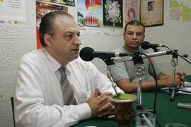 Chefe da Casa Civil, Alberto Oliveira, durante entrevista no estúdio de rádio da Secretaria de Comunicação do Estado. Autor: Ivan de Andrade