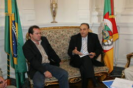 Chefe da Casa Civil, Alberto Oliveira, em audiência com o vice-prefeito de Candiota, Oséias Alves, e comitiva. Autor: Itamar Aguiar