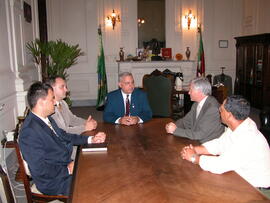 Vice-prefeito de Três Passos e chefe da Casa Civil em encontro com presidente da Associação Comercial. Autor: Alfonso Abraham