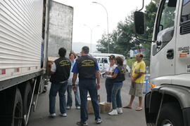 Fiscais da Vigilância Sanitária, da Secretaria de Estado da Saúde, durante fiscalização na BR-290 (freeway), em Santo Antônio da Patrulha. Autor: Itamar Aguiar
